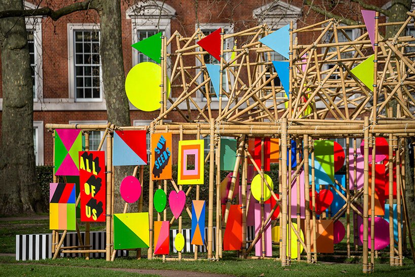 “Ver Através” (See Through, em inglês) é uma instalação interativa de bambu com cores impressionantes, diferentes padrões geométricos e mensagens de esperança e alegria.