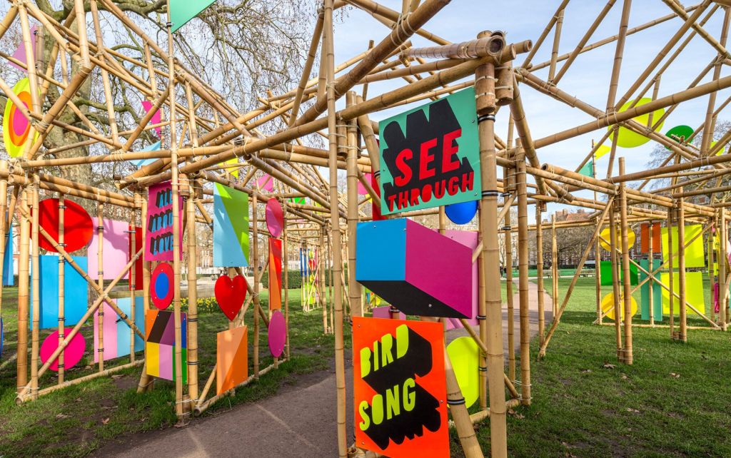 “Ver Através” (See Through, em inglês) é uma instalação interativa de bambu com cores impressionantes, diferentes padrões geométricos e mensagens de esperança e alegria.