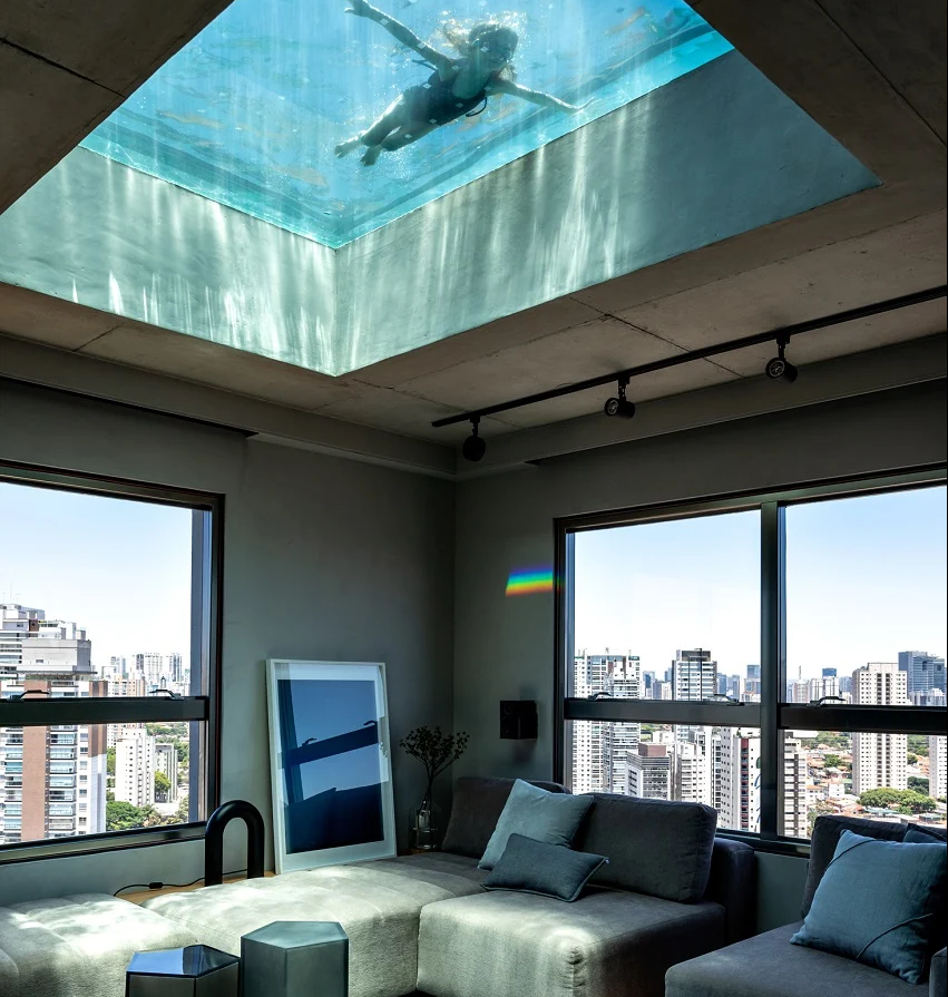 piscina de vidro no teto de cobertura