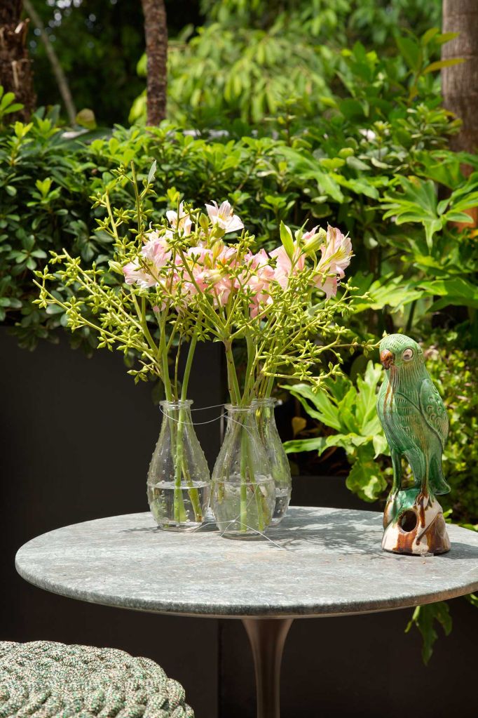 vaso de vidro flores jardim flor planta paisagismo varanda do casal anna luiza rothier casacor rio de janeiro 2021 mostra foto denilson machado