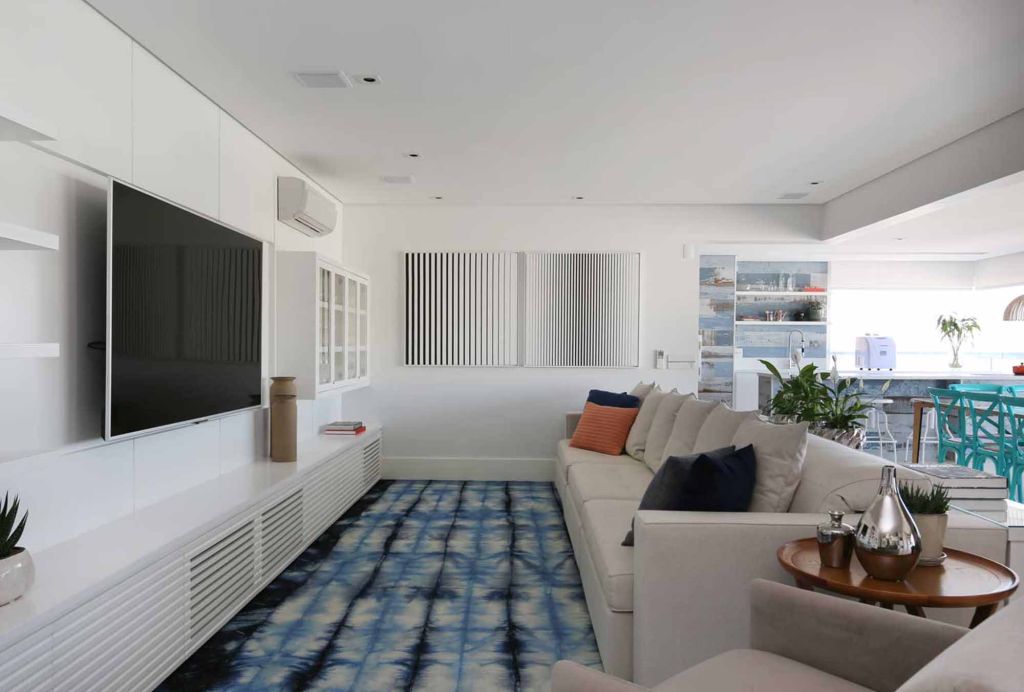 Azul une apartamento visualmente e é ponto de luz em decoração clean