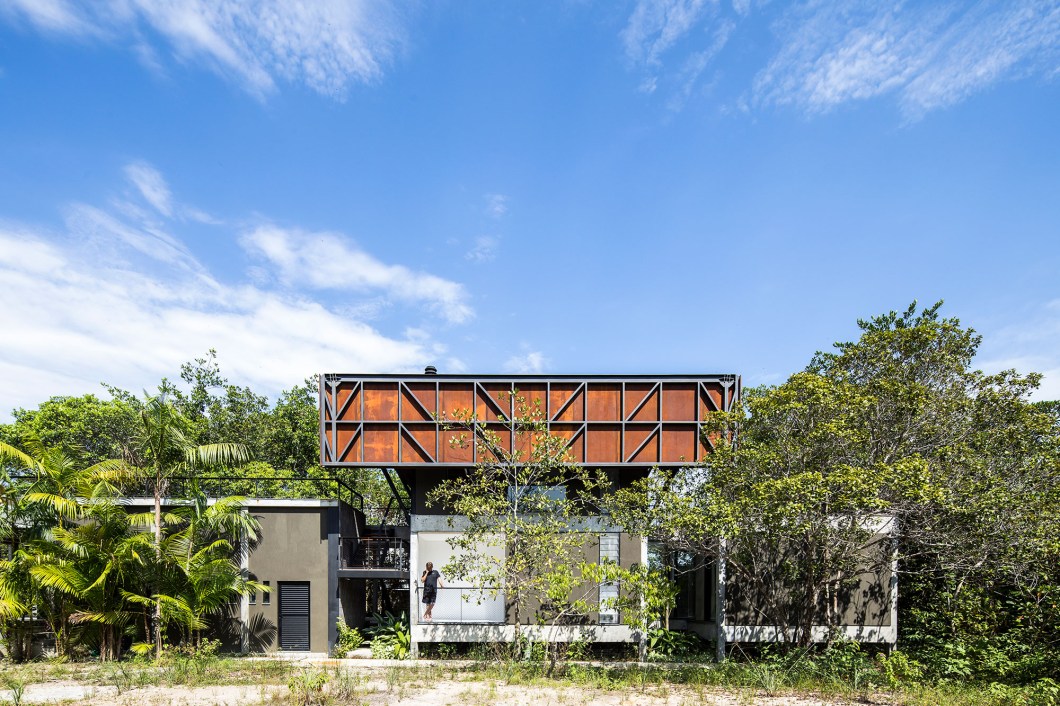 Vista lateral da casa Capinarana: o aço corten protege do sol e ainda traz cor à fachada.
