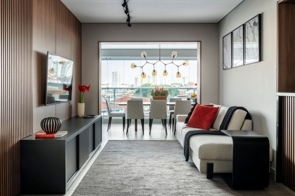 Madeira e detalhes coloridos neste apartamento de 118 m²