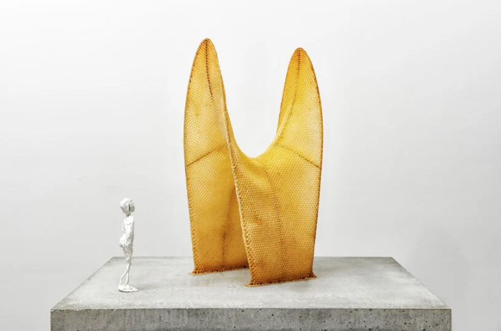 tomas-libertiny-esculturas-feitas-por-abelhas-bienal-de-veneza-2021-1
