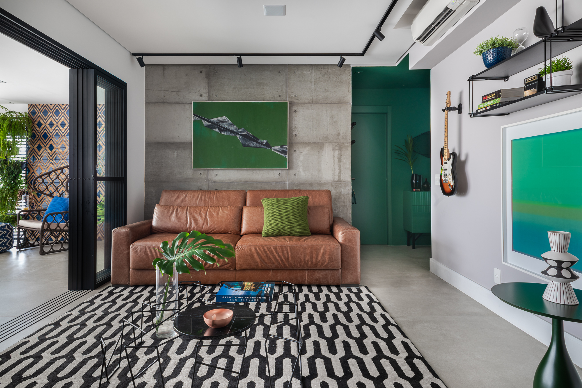 Sala colorida de apartamento em Pinheiros da arquiteta Beatriz Quinelato
