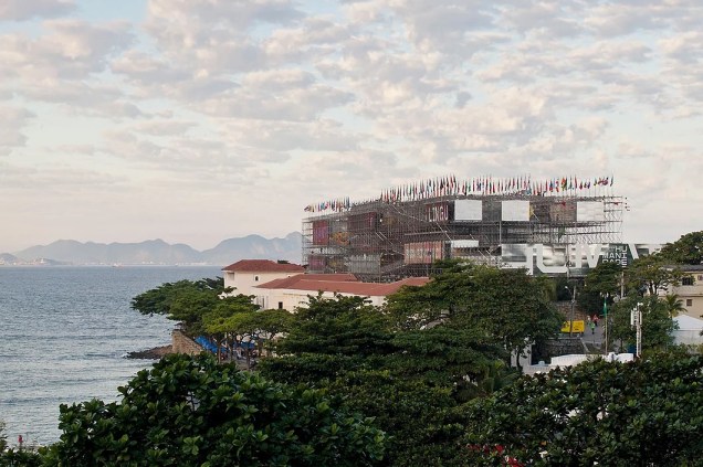 O Pavilhão da Humanidade 2012: o edifício da Rio+20, foi concebido como um grande andaime – cinco paredes estruturais expostas ao ar livre criam uma passarela suspensa.