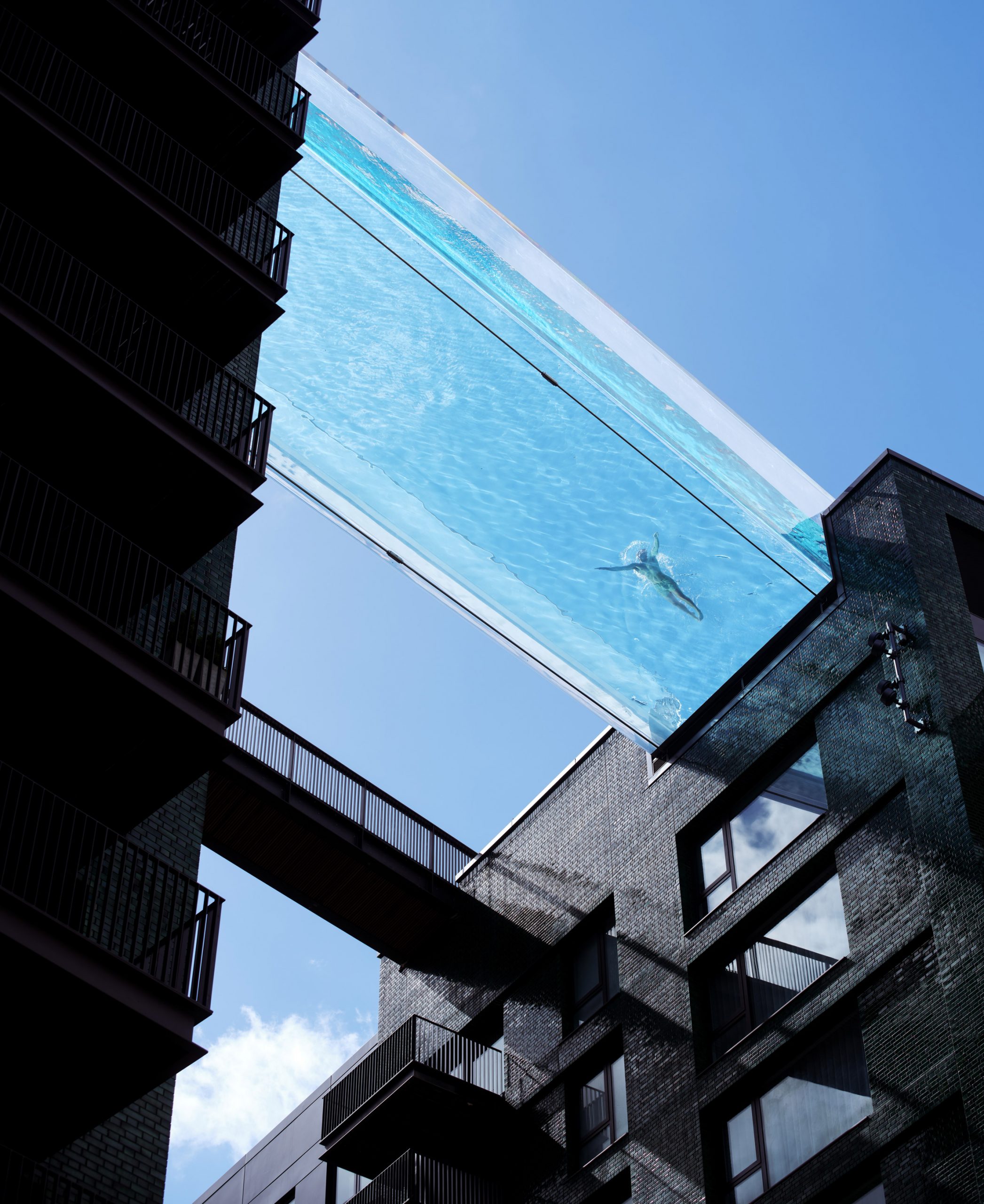 sky pool piscina transparente conecta dois blocos residenciais em londres