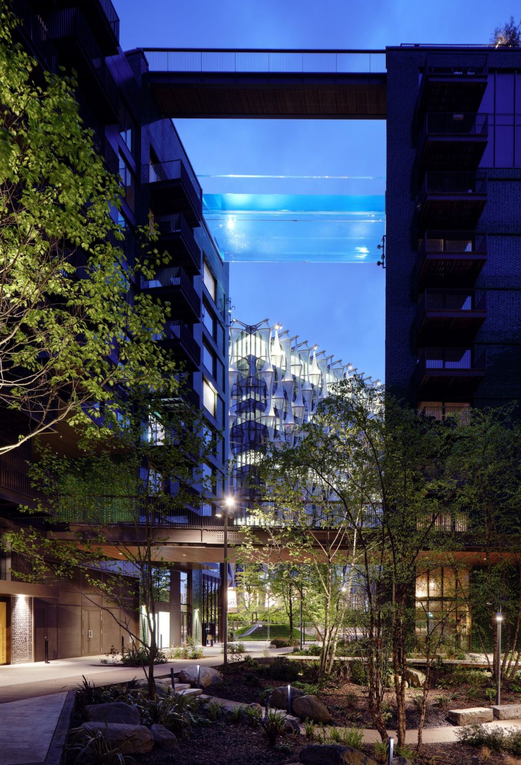 sky pool piscina transparente conecta dois blocos residenciais em londres
