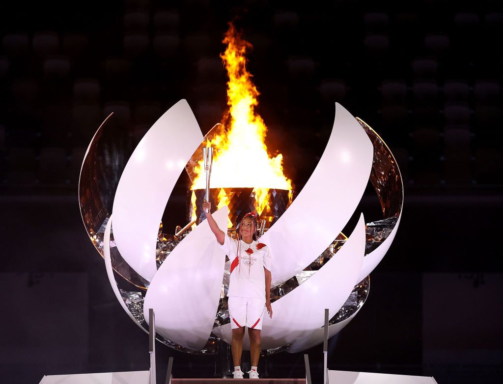 A tenista japonesa Naomi Osaka acende a pira olímpica durante a cerimônia de abertura dos Jogos de Tokyo 2020.