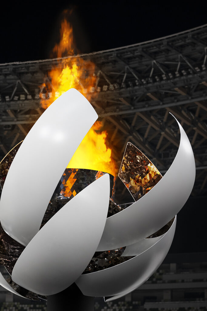 A foto mostra o detalhe do fogo da pira olímpica dos jogos de Tokyo 2020. O design que remete ao sol é assinado pelo estúdio Nendo.