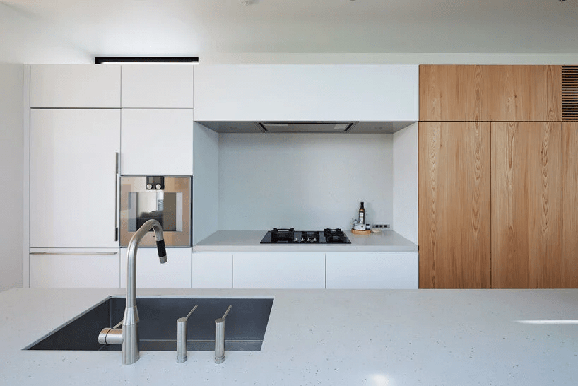 Casa Conectada por Pátio por Naf Architecht & Design