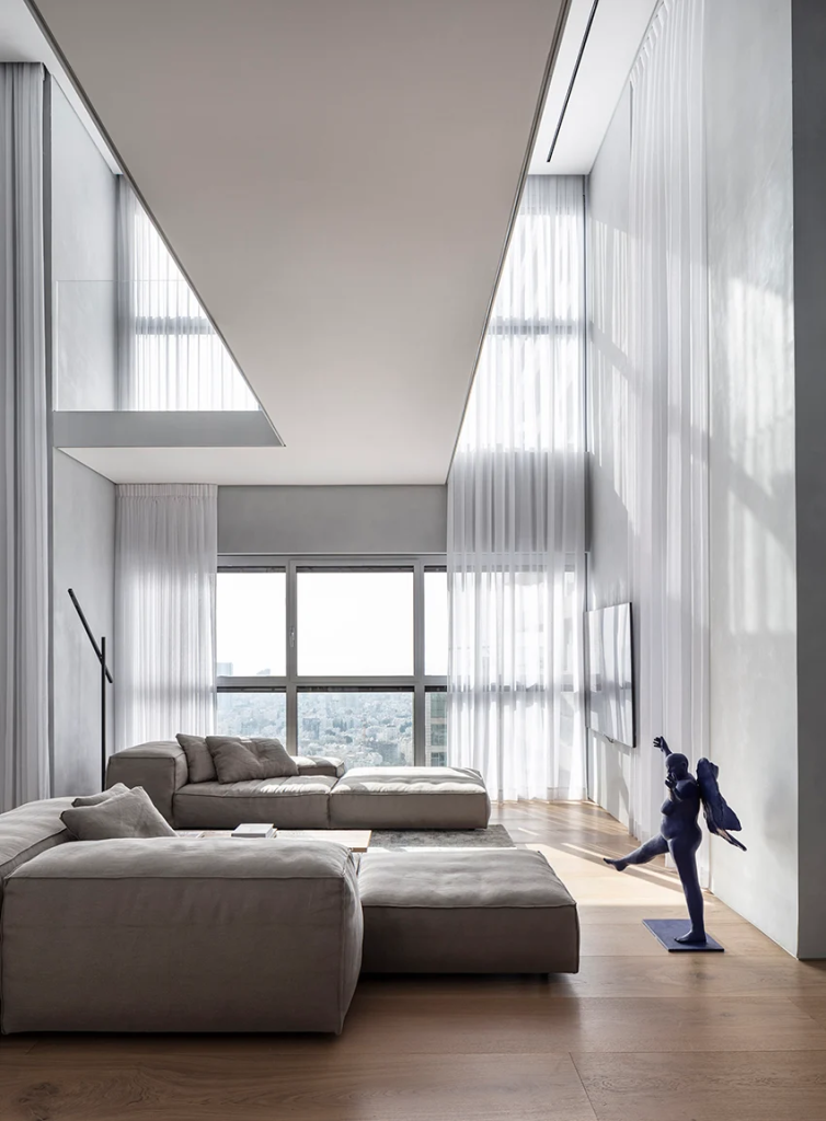 Blocos de vidro melhoram a iluminação natural em apartamento duplex localizado em Israel