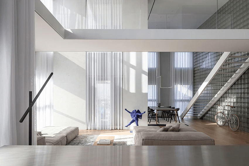 Blocos de vidro melhoram a iluminação natural em apartamento duplex localizado em Israel