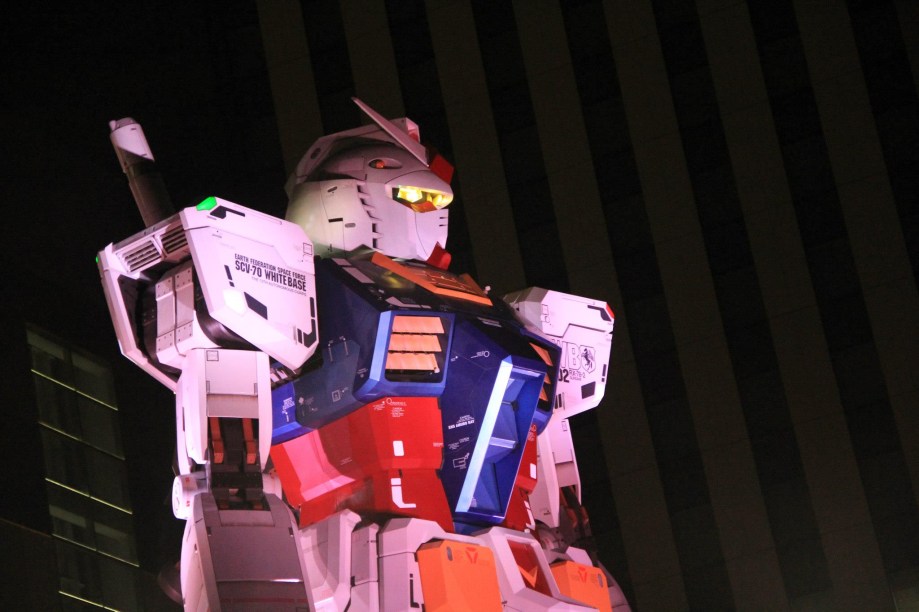 A estátua em tamanho real do RX-0 Unicorn Gundam da série Mobile Suit Gundam Unicorn está instalada no DiverCity Tokyo Plaza de Odaiba.