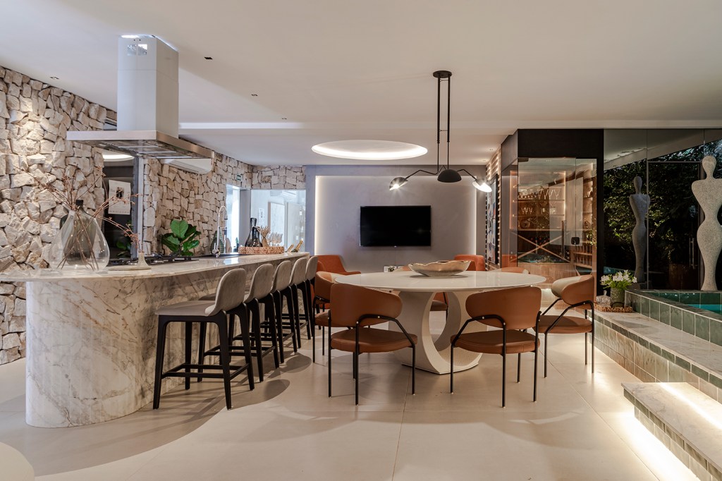 Dois A Arquitetura e Interiores - Lounge da Família. Projeto da CASACOR Bahia 2022 cozinhas com ilha