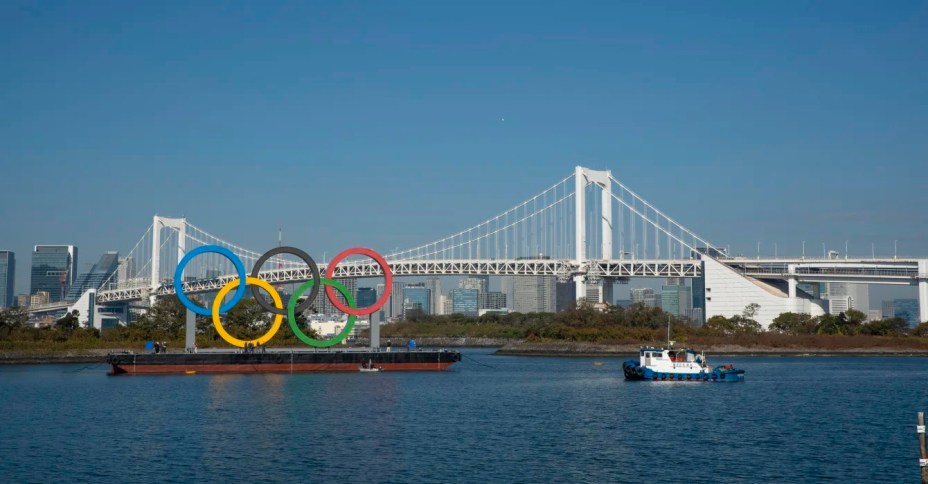 Com 15,3 m de altura e 32,6 m de comprimento, os Arcos Olímpicos ficam no Odaiba Marine Park. Muitos estúdios de TV se localizam nos arredores, o que faz com que a paisagem se torne pano de fundo de diversas transmissões.
