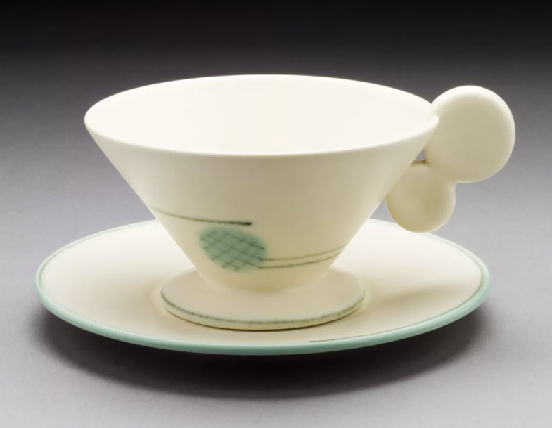 Margarete Heymann-Marks, Haël Werkstätten, Disk Handle Teacup and Saucer , 1930. Cortesia de The Ellen Palevsky Cup Collection, Gift of Max Palevsky.