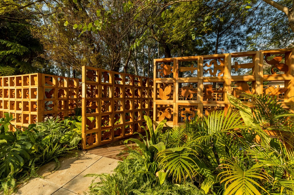 Siré (Xirê) Gustavo GrecCASACOR Minas Gerais 2021 muros de cobogós jardim paisagismo orixa ioruba