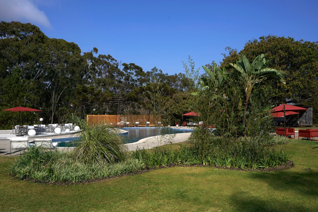 Jardim da Piscina Felipe Fontes CASACOR Minas Gerais 2021 piscina paisagismo plantas