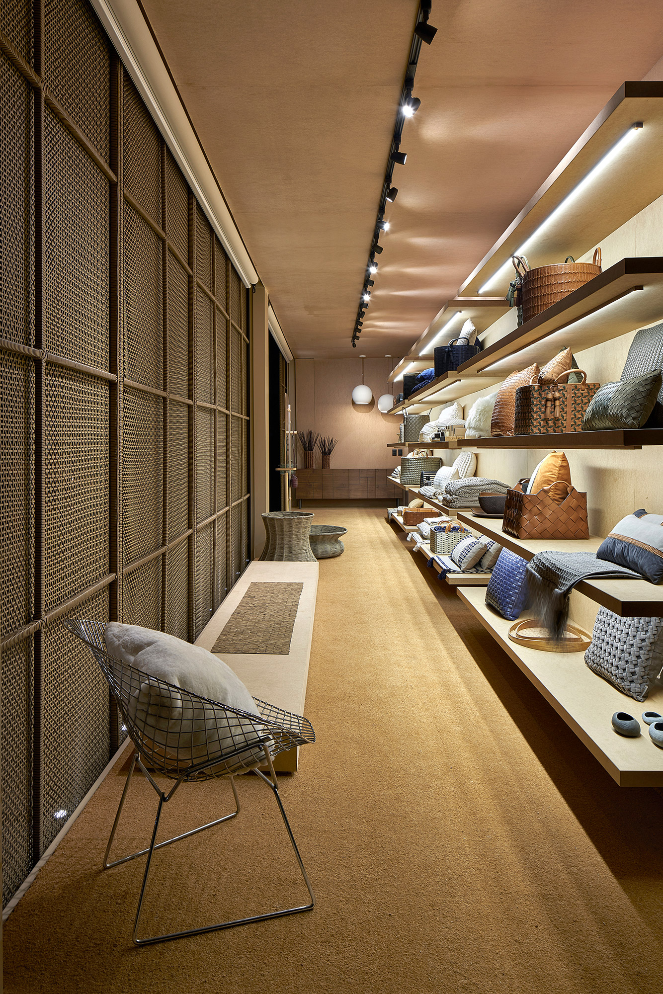 Espaço Elisa Atheniense Alexandre Rousset CASACOR Minas Gerais loja tela cerâmicas almofada arte design