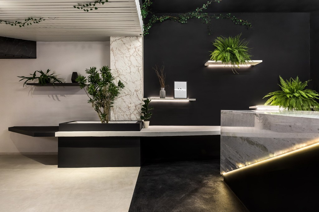 Lounge Corporativo Leonardo Tulli CASACOR Paraná 2021 preto branco design arquitetura