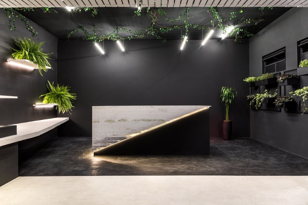 Lounge Corporativo Leonardo Tulli CASACOR Paraná 2021 preto branco design arquitetura