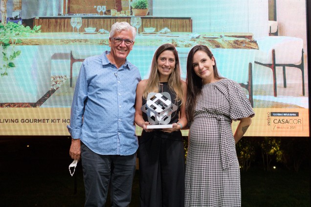 Paulo Paranhos entrega para Gabriela Gontijo e Mariana Hummel o Prêmio de Projeto Mais Original