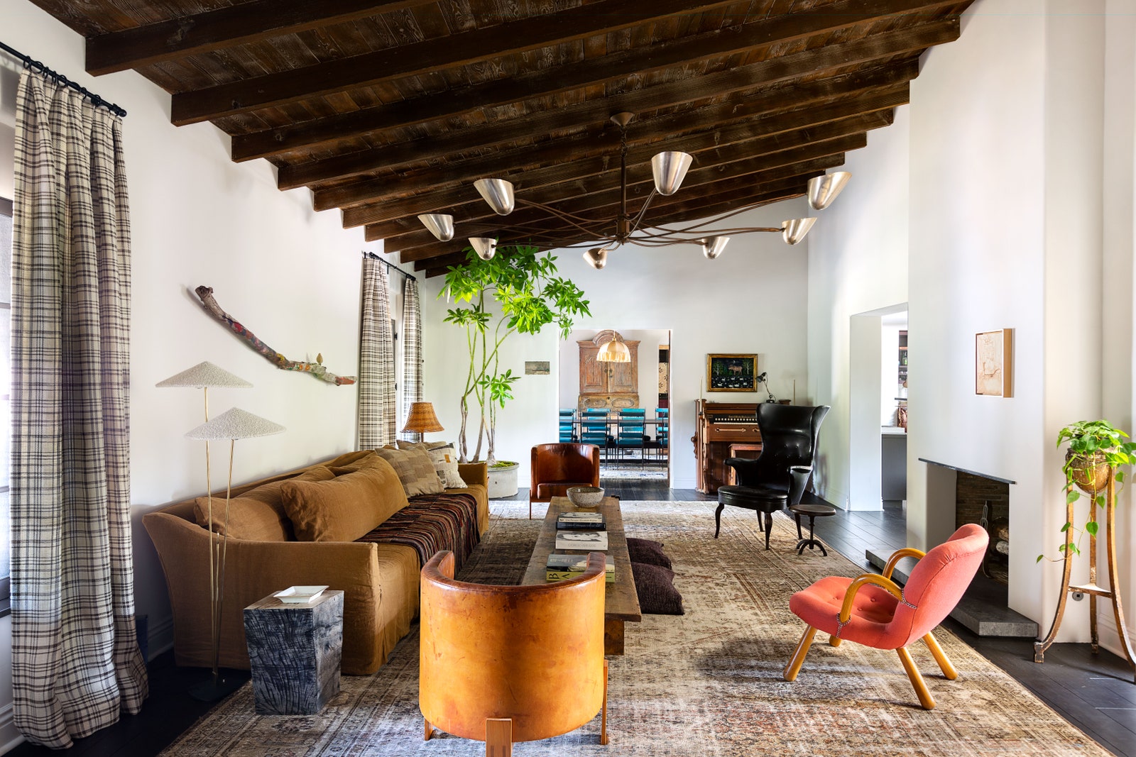 A designer Jane Hallworth, listada entre os 100 melhores nomes da arquitetura mundial hoje pela Architectural Digest, é quem assina a residência da super atriz norte-americana Kirsten Dunst em Los Angeles.