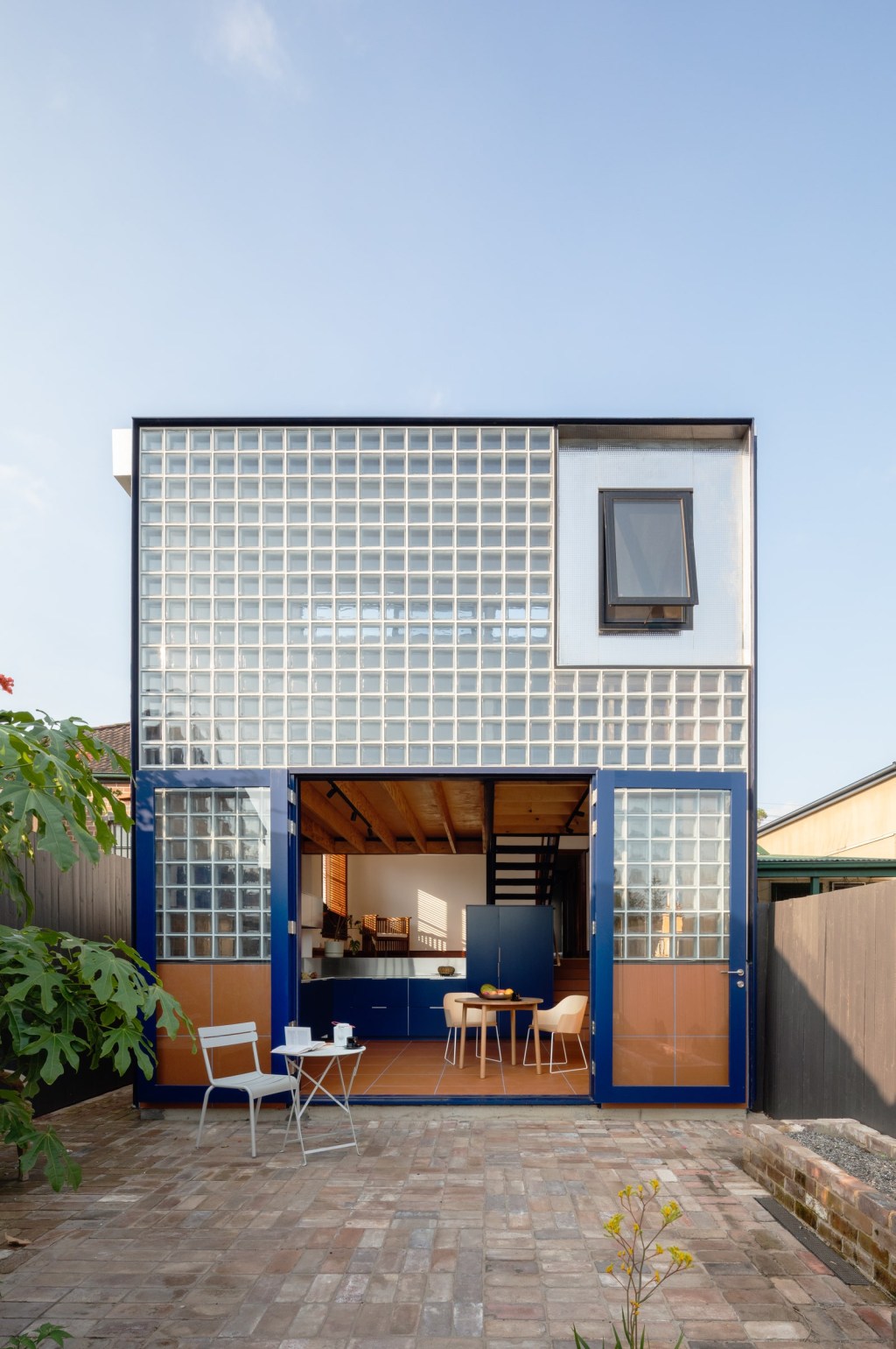glassbook house sibling architecture sidney austrália casa de blocos de vidro estante de livros marcenaria