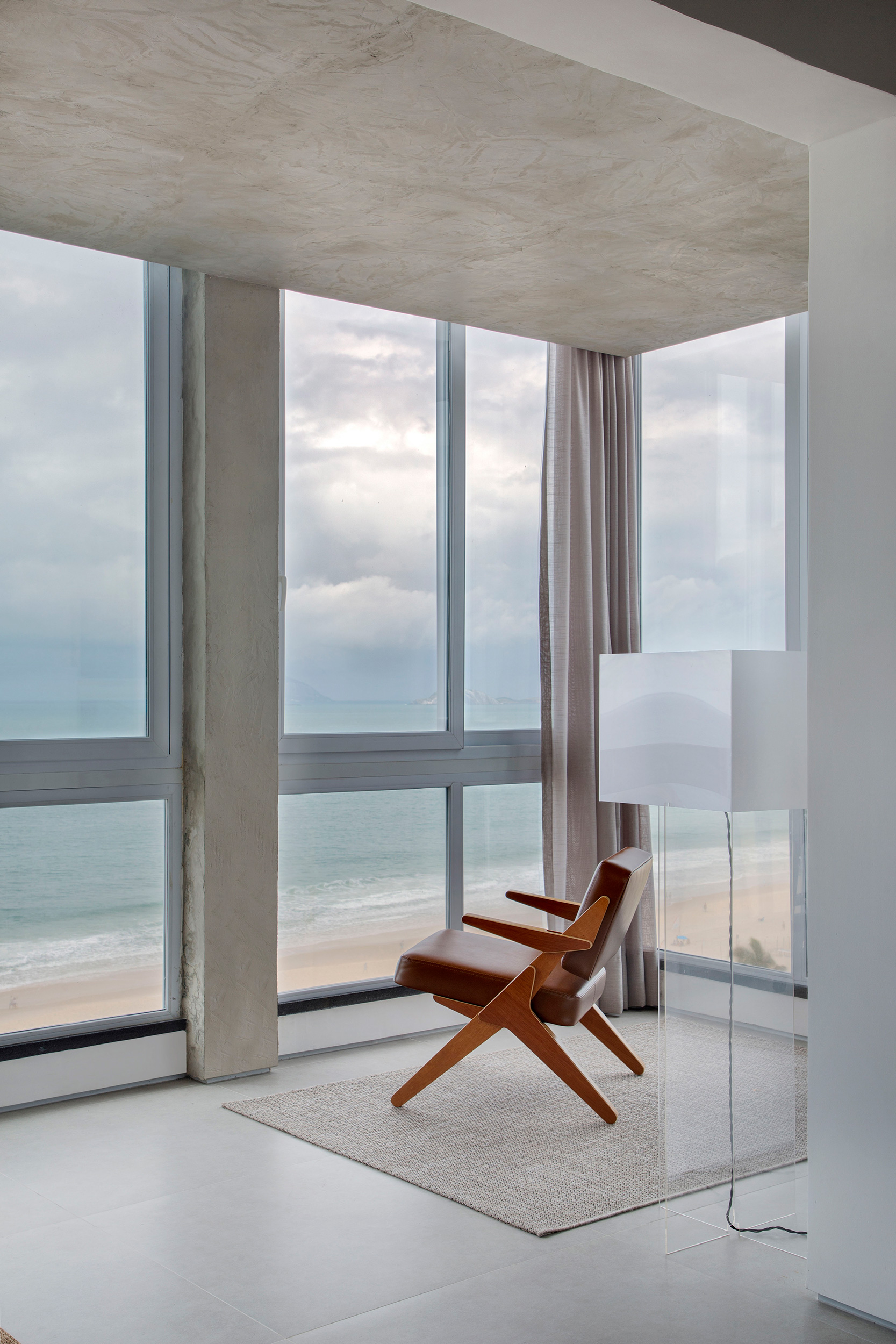 A vista para a praia do Leme é o pano de fundo deste apartamento de 180 m²