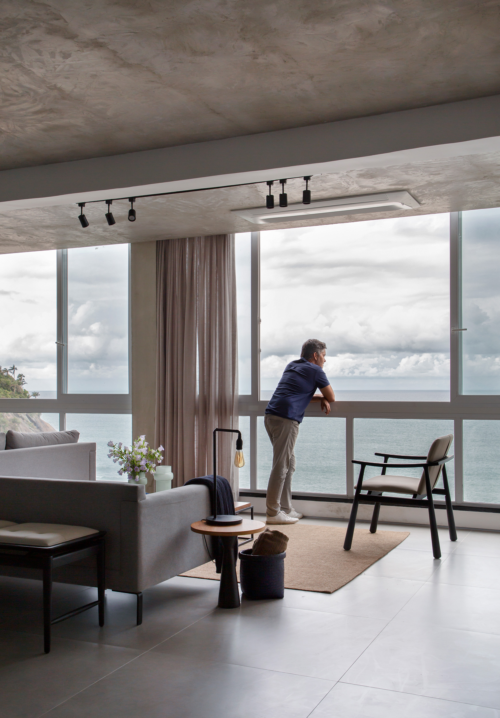 A vista para a praia do Leme é o pano de fundo deste apartamento de 180 m²