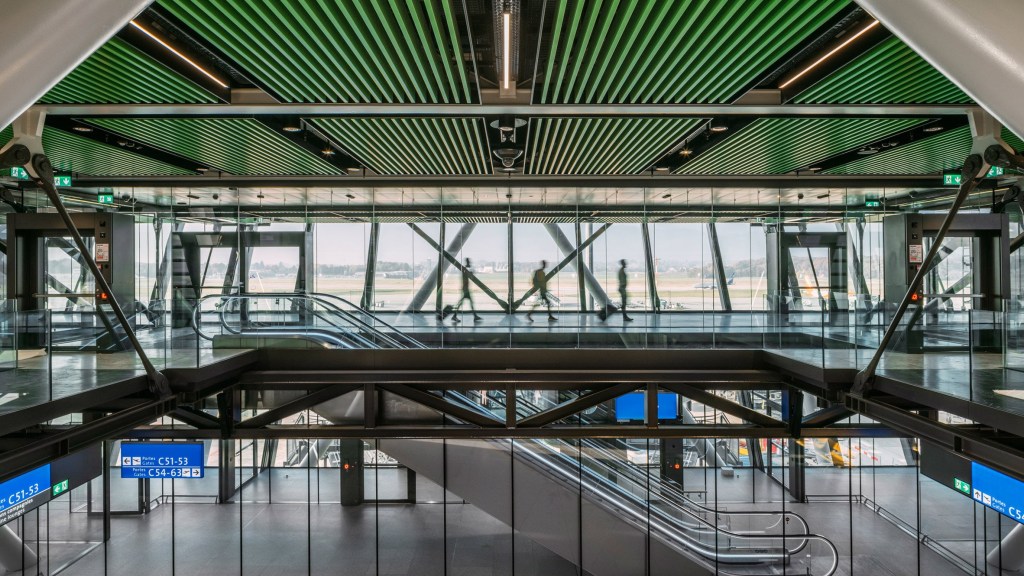 aeroporto; terminal suíça; policromático; Rogers Stirk Harbour + Partners