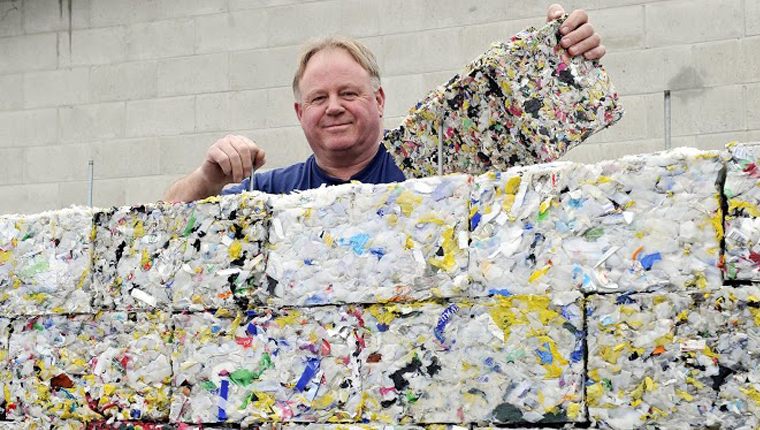 Tijolo ecológico feito com plástico retirado dos oceanos