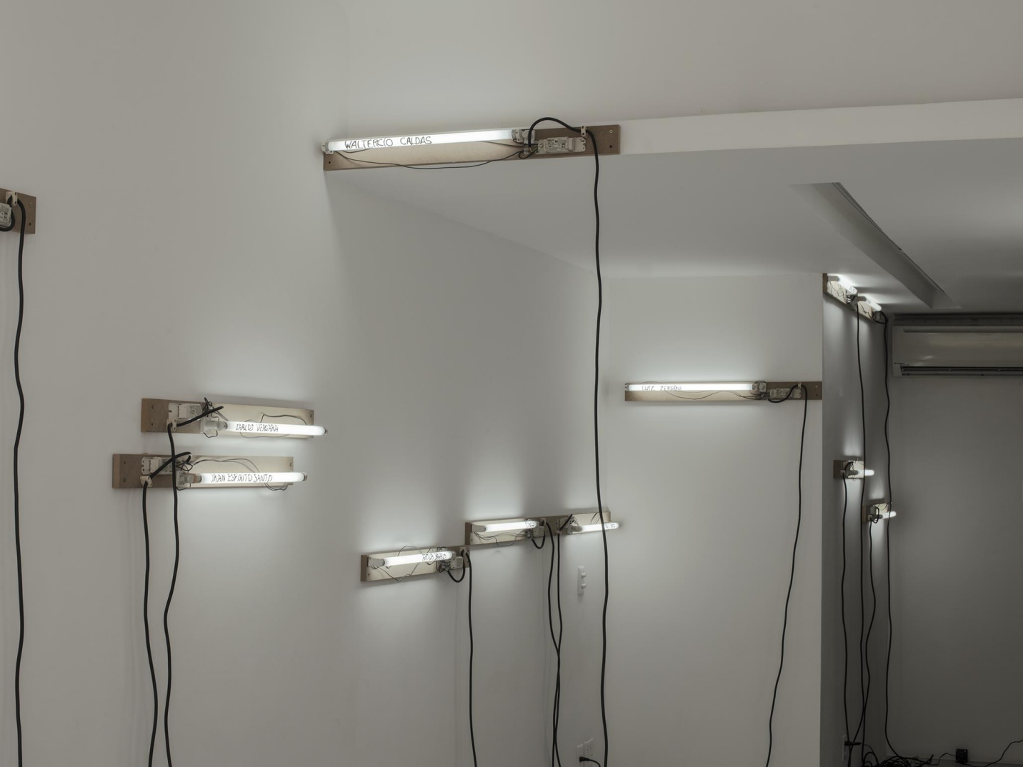 Sp-Arte 2022 Cabrita - 90º, objeto de metal, luz fluorescente e cabos elétricos. Multiplo Galeria