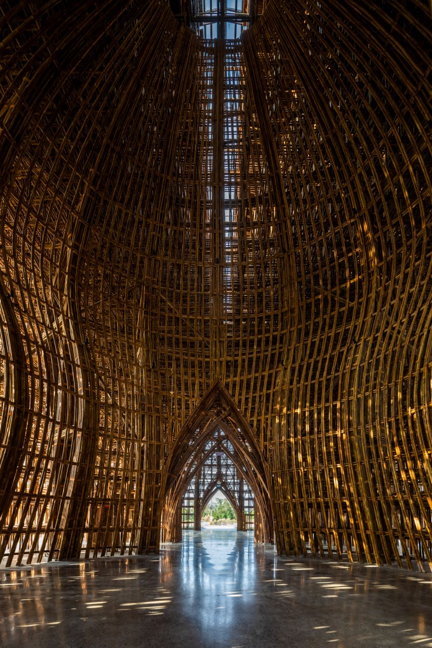 Edifício sustentável feito de bambu no vietnã