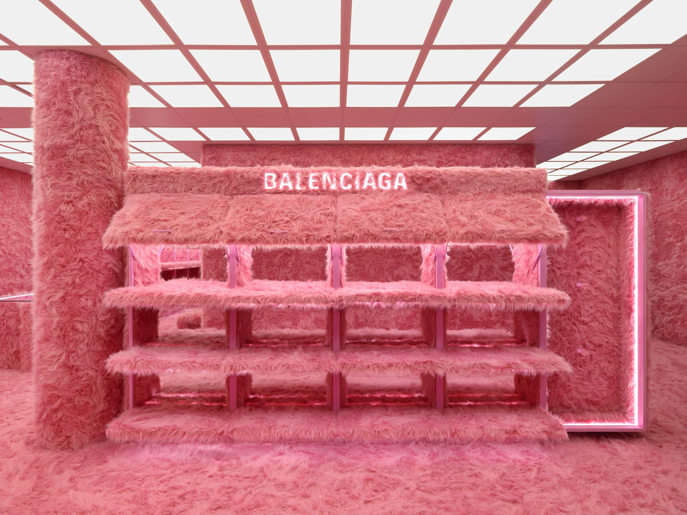 Loja Balenciaga Londres coberta com pelo cor-de-rosa
