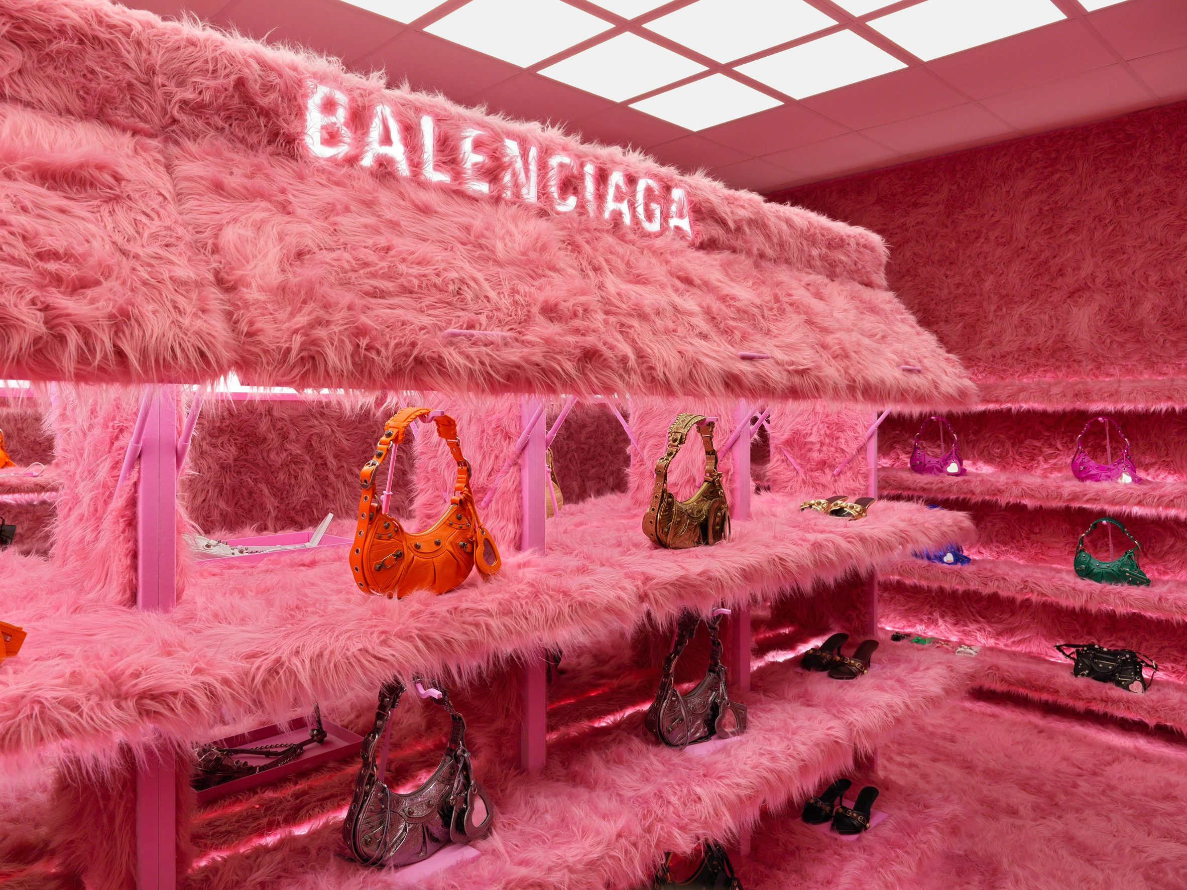 Loja Balenciaga Londres coberta com pelo cor-de-rosa