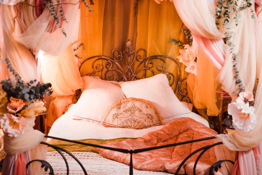 Icônico moinho do Moulin Rouge abre estadia para quarto secreto no Airbnb