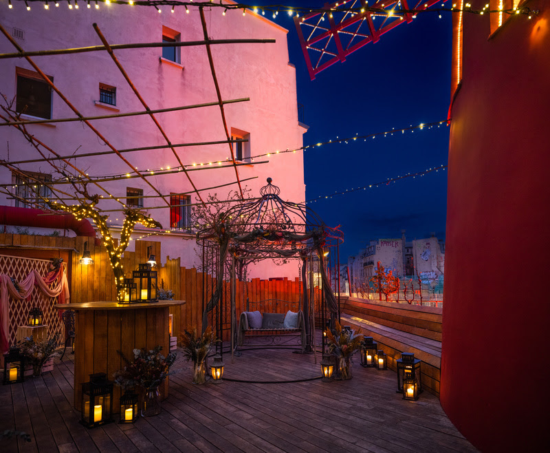 Icônico moinho do Moulin Rouge abre estadia para quarto secreto no Airbnb