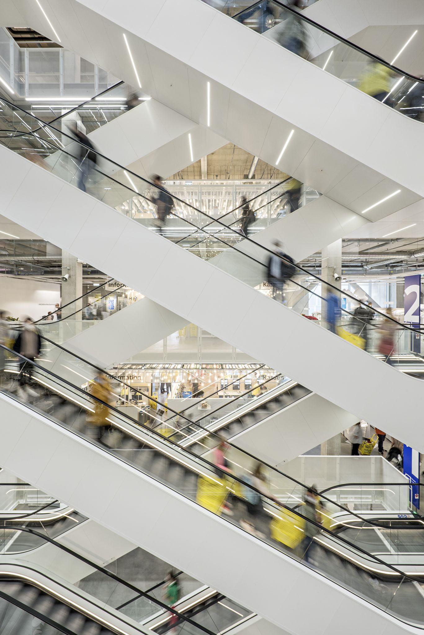 loja da IKEA no centro da cidade de Vienna, na Áustria, projetada pelo estúdio Querkraft Architekten. 
