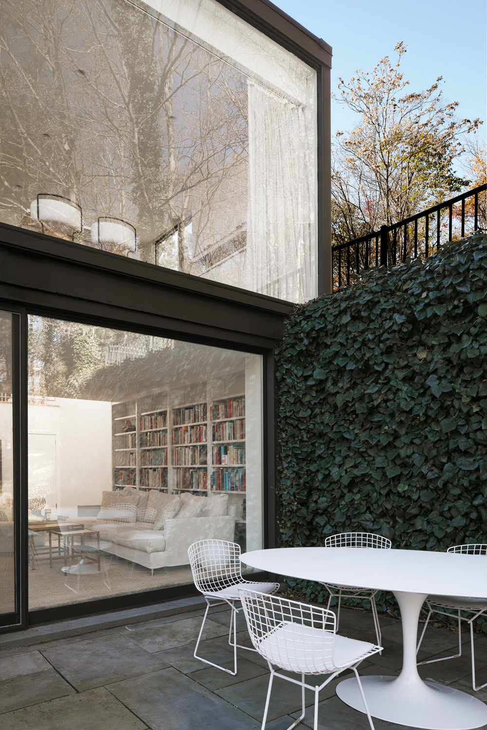 Décor eclético e minimalista ganha protagonismo nesta casa rodeada de vidro