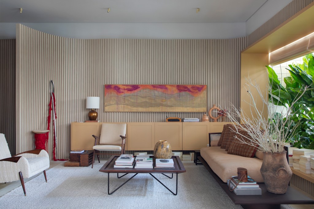 gabriel fernandes casacor sao paulo 2022 somos decoracao mostras design sala estar quadro madeira ripado sofa