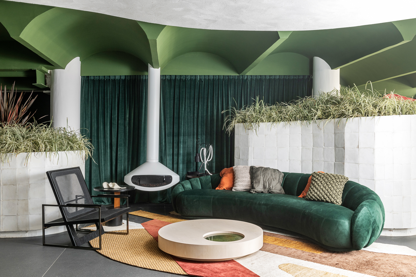 ricardo abreu restaurante casacor sao paulo 2022 mostra decoracao design sofa tapete lareira poltrona