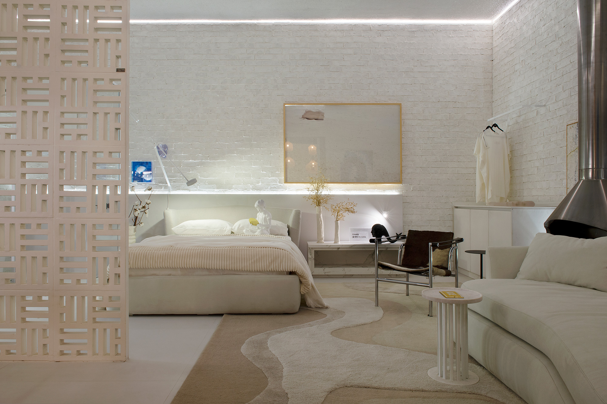 Seguindo a inspiração das casas brancas da cidade de Puglia, os móveis foram feitos com Dekton® Aura, padrão que homenageia os mármores Calacatta e Carrara.