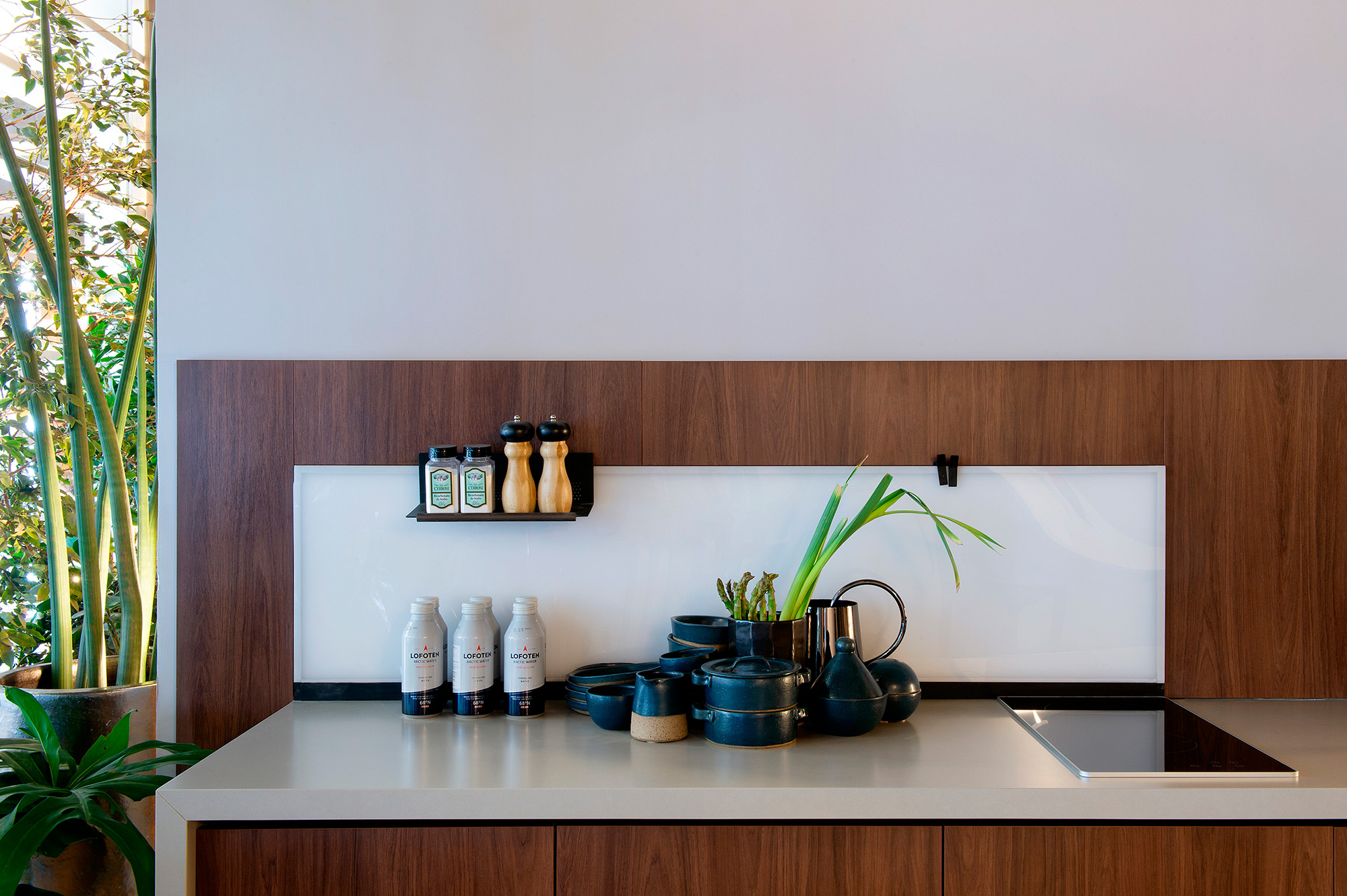 Na bancada da cozinha, o Silestone® Cincel Grey apresenta um tom cinza sedoso de granulação fina e ganha mais destaque quando banhado pela luz.