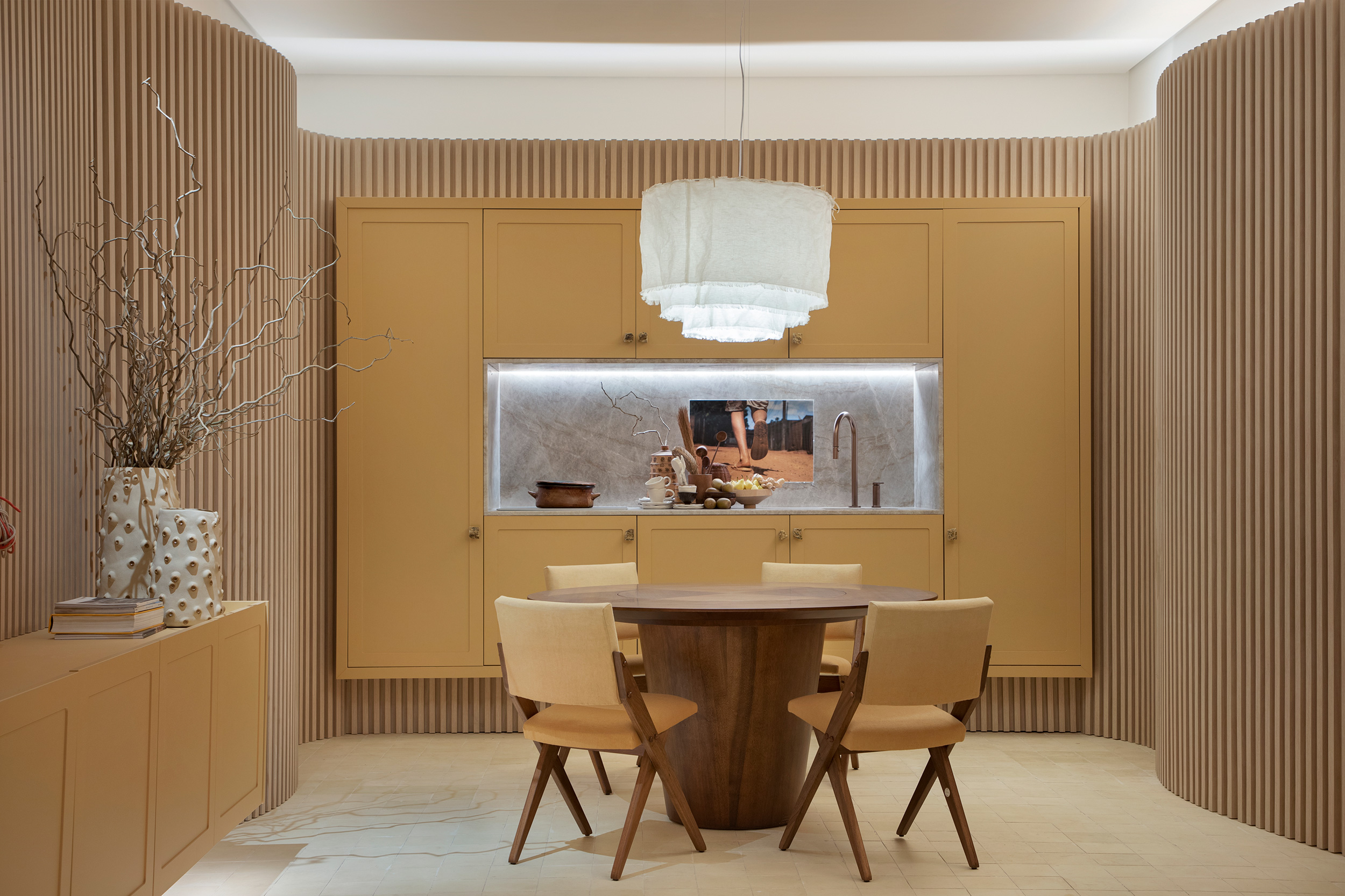 gabriel fernandes casacor sao paulo 2022 somos decoracao mostras design mesa cadeira cozinha ripado madeira