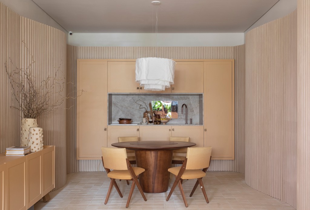 gabriel fernandes casacor sao paulo 2022 somos decoracao mostras design sala cozinha armario mesa cadeira madeira ripado