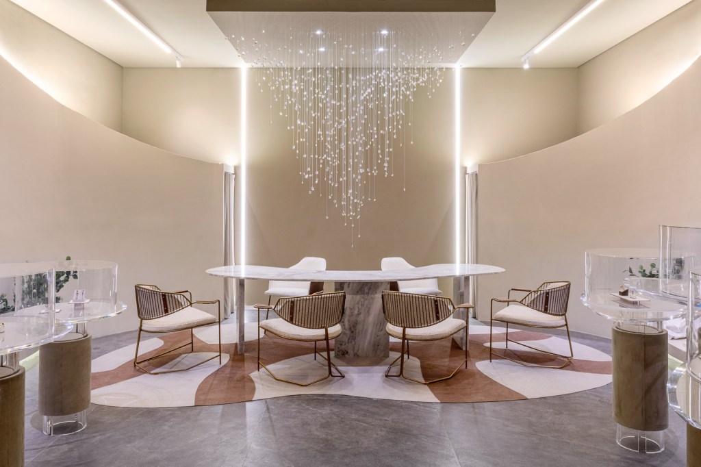 gabriela mendes casa das joias casacor sp 2022 decoracao mostras design lustre mesa cadeira