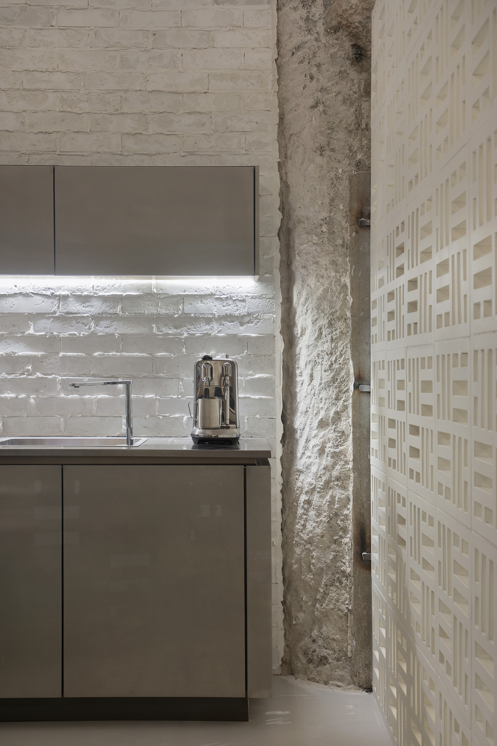 gregory copello estudio ostuni casacor sao paulo 2022 decoracao design mostras branco cobogo cozinha bancada