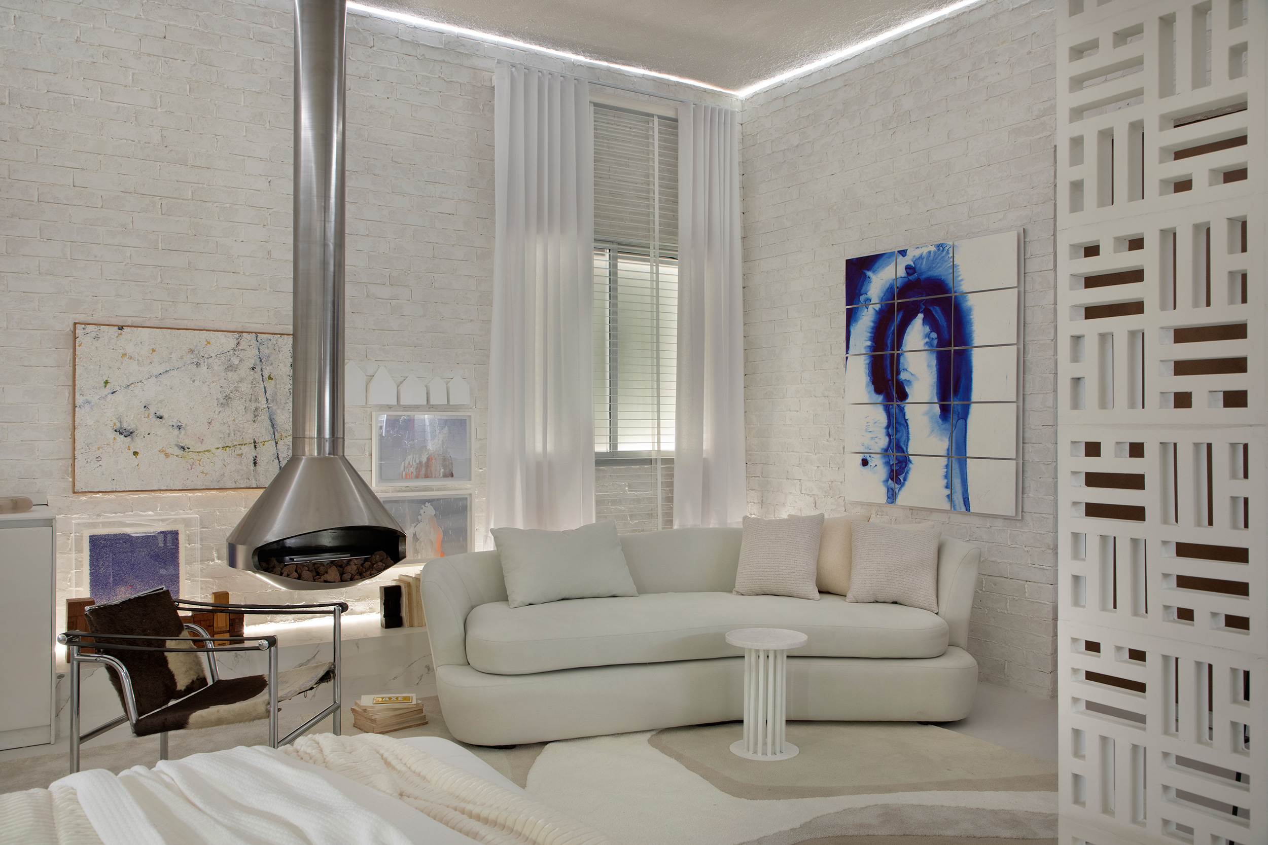 gregory copello estudio ostuni casacor sao paulo 2022 decoracao design mostras sala sofa lareira cobogo tapete branco